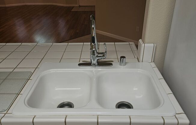Charming 3 bedroom Duplex Close to Doctors Hospital