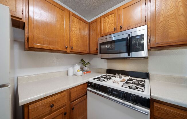 2 beds, 1 bath, 670 sqft, $1,259, Unit 02-232