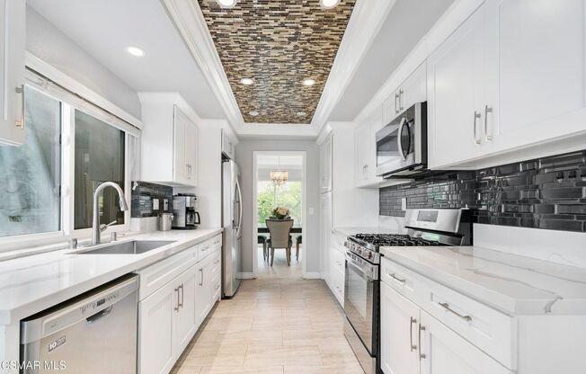 Gorgeous Shadow Run Home perched on a quiet cul de sac in Moorpark with access to community Pool & Spa!