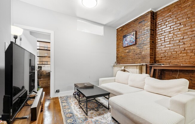 326 W 23 ST
