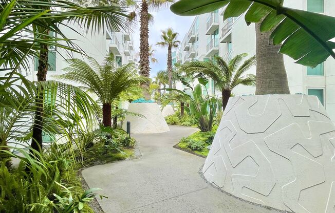 Full Service Luxury Living w/City Views, In Unit Laundry, PET OK – PROGRESSIVE