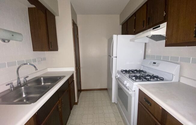 1 bed, 1 bath, $995, Unit 9