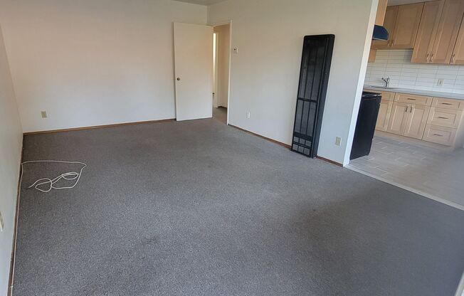 Clean, quiet 2 bed 1 bath, freshly painted with new appliances