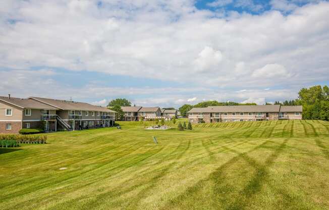 Lush Landscaping And Park-Like Setting at Glen Hills Apartments, Glendale, 53209