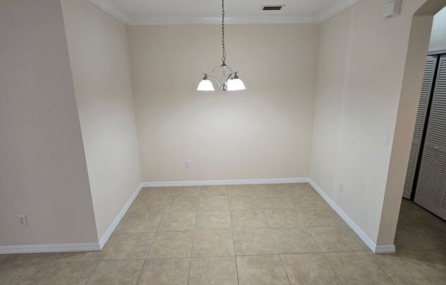 READY TO MOVE IN 2 BEDROOM 2 BATH CONDO IN WINDERMERE