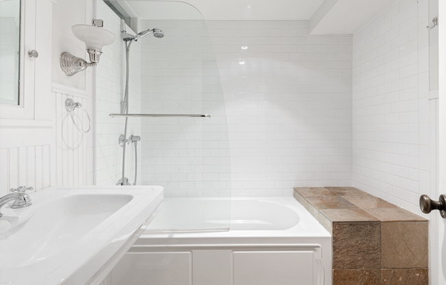446 W 22 ST
