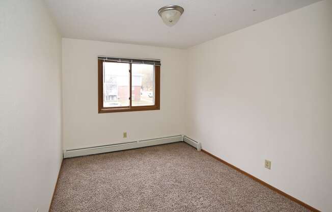 Unfurnished Bedroomr at Covington Place Apartments, St Cloud