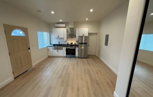 Studio, 1 bath, 300 sqft, $1,912, Unit 6612 Telegraph Ave