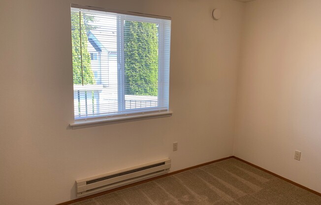 3 beds, 1 bath, 900 sqft, $1,695, Unit A103