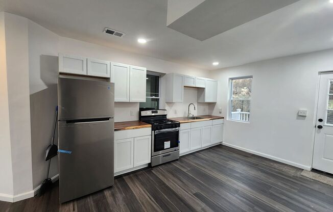 2 beds, 1 bath, $1,150, Unit Unit 2