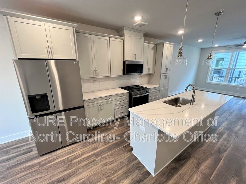 611 W TREMONT AVE