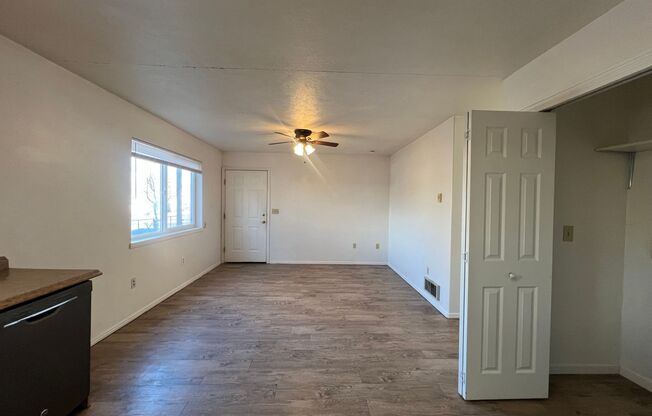 3 beds, 1 bath, $1,175, Unit 690 Richland # 2