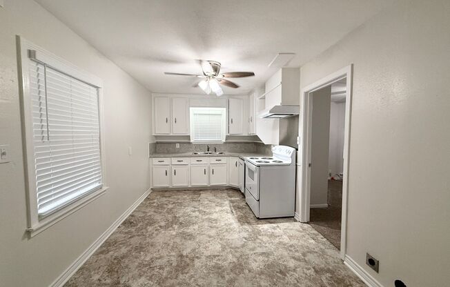 Adorable 1-story 3/1/2 w/ Beautifully Restored Hardwood Floors in Angleton