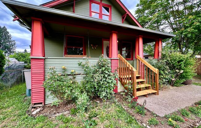 2-Bedroom House with Fully Fenced Backyard with Garden