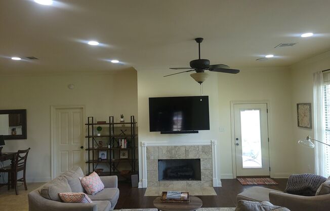 3 Bedroom 2.5 Bath Baton Rouge Home: Modern Comfort & Pet-Friendly Living!