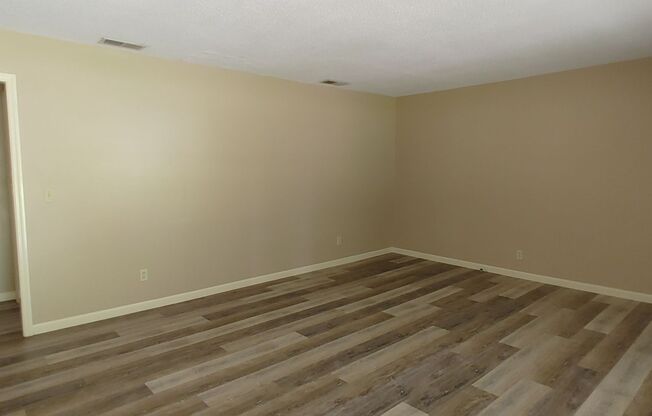 Duplex WITH GARAGE in Hixson!