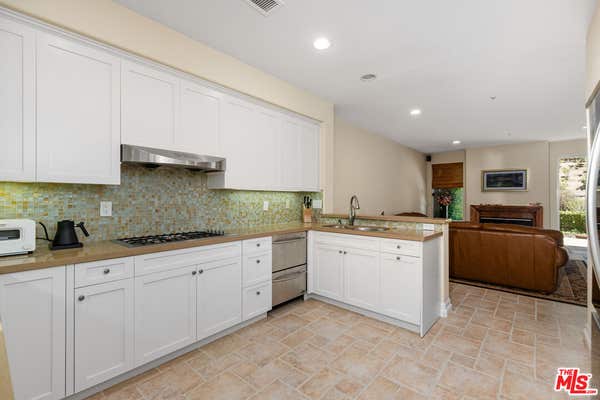 682 PALISADES DR