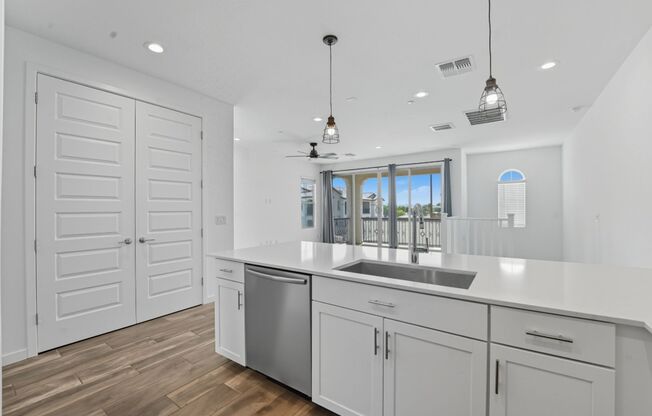 Like new Luxurious Modern 3 Bedroom 2 Bath Townhome in Warner Meadows!