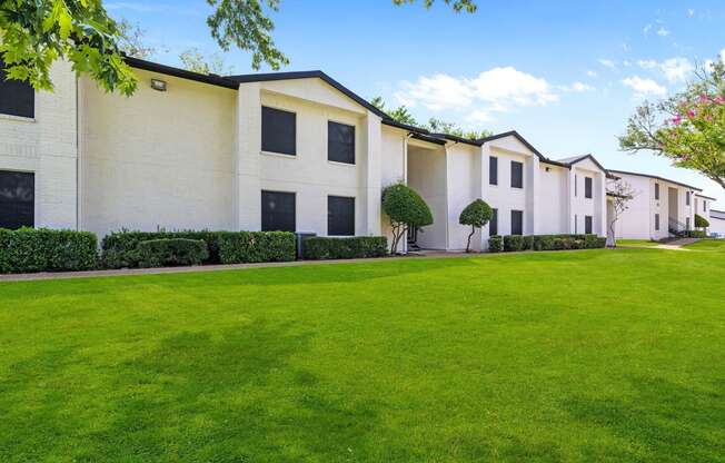 exterior view of the preserve at great pond apartments in windsor, ct