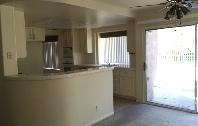 4BA / 2.5 BA SINGLE FAMILY HOME IN EASTLAKE GREENS