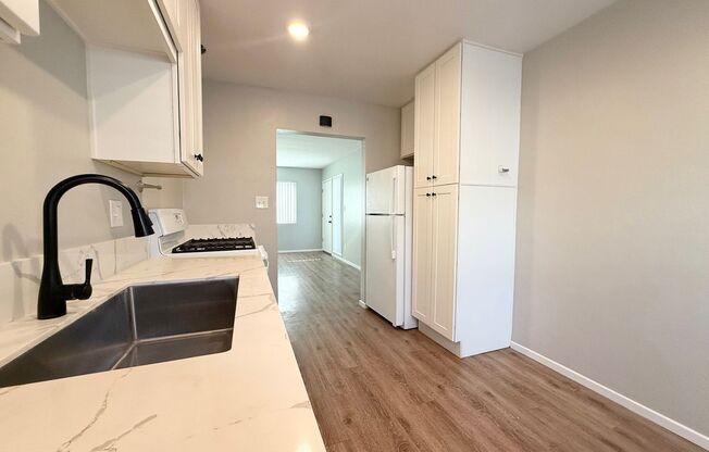 3 beds, 1 bath, 800 sqft, $2,550, Unit 1108