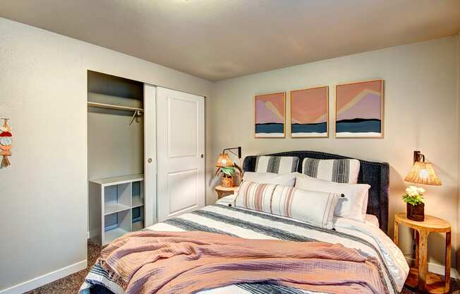 Everett Apartments-  The Lynx Apartments Bedroom