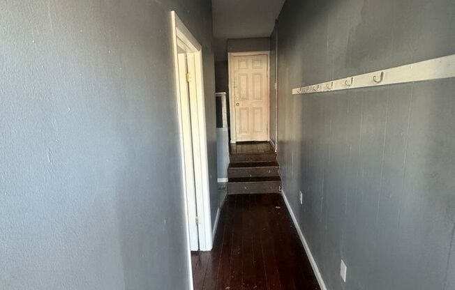 2 beds, 1 bath, $1,200, Unit 5 S. 5th St. A