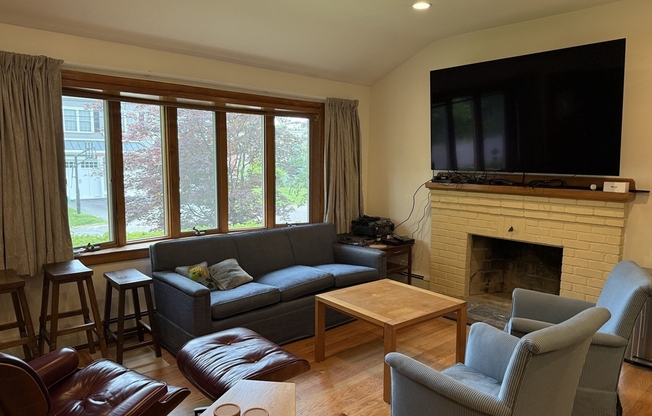48 SPY POND LN