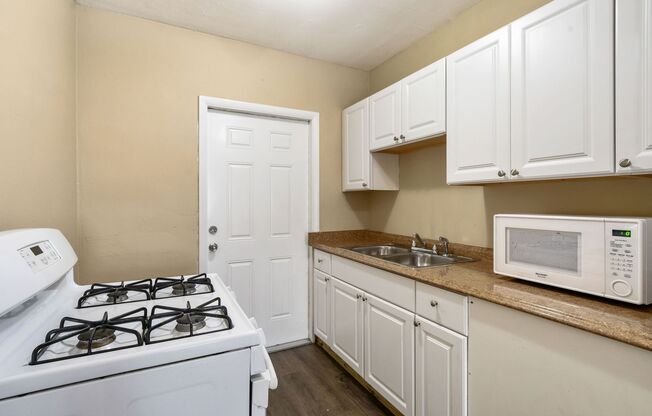 2 beds, 1 bath, 705 sqft, $1,900, Unit 2