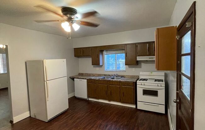 3 beds, 1 bath, $800, Unit Unit 2