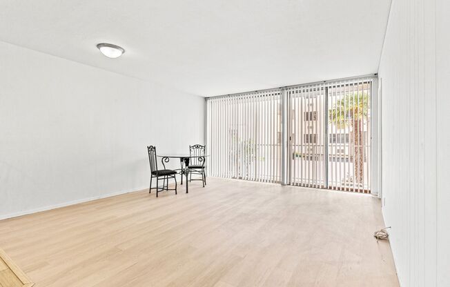 Cozy 1 Bedroom Condo by the Pool Looking for a New Tenant!