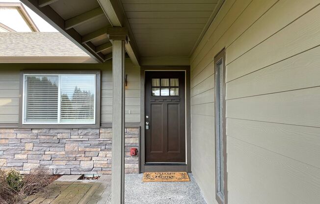 STUNNING 5 Bedroom 2 Bath Newly Remodeled Home! Cul-De-Sac Home! Huge Fenced-In Back Yard! Minutes to PDX!