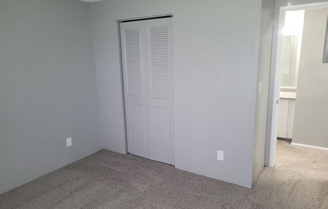 3 beds, 1 bath, 890 sqft, $1,700, Unit 505 H2