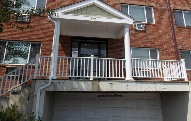 711 WILLIS AVE