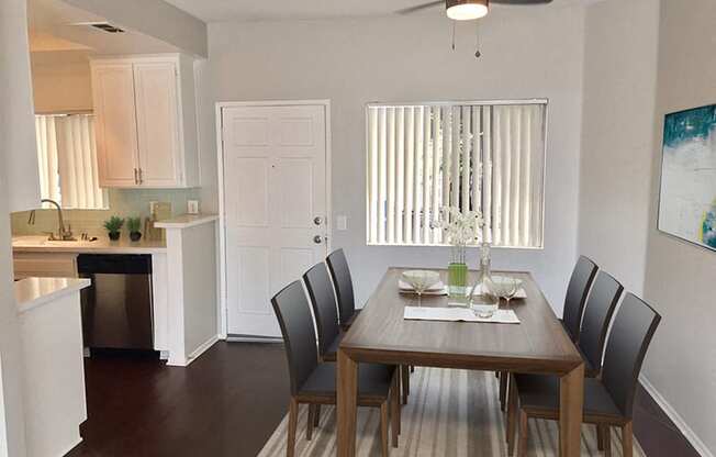 Dining Table at NOHO GALLERY Apartments, North Hollywood 