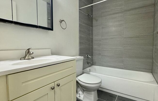 2 beds, 1 bath, 850 sqft, $1,425, Unit 15