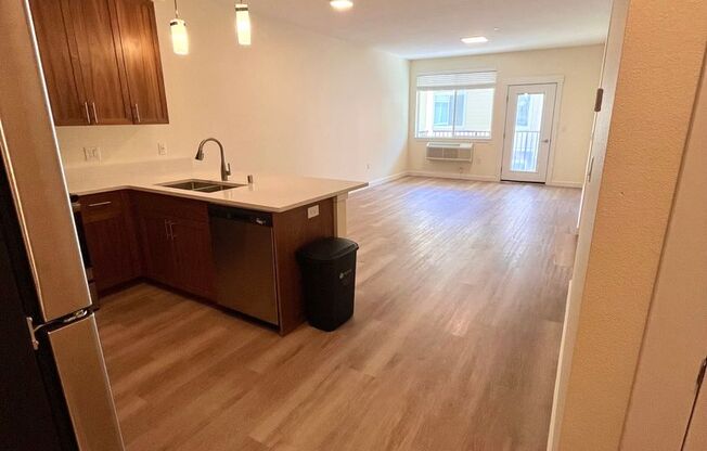 1 bed, 1 bath, 800 sqft, $1,600, Unit C208