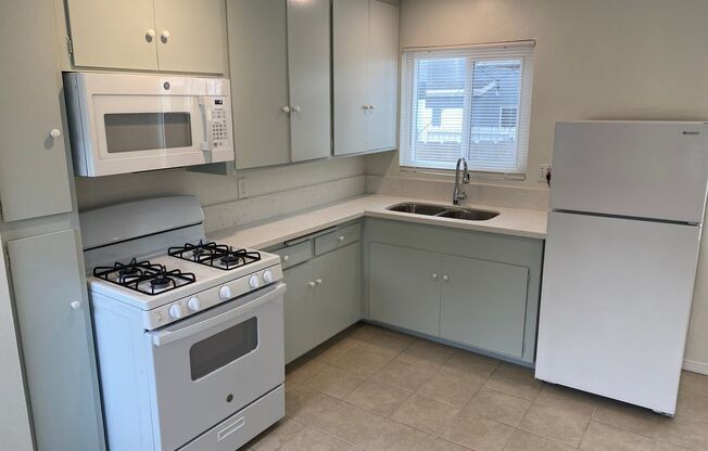 1 bed, 1 bath, 575 sqft, $2,295, Unit 857 ½ Missouri Street