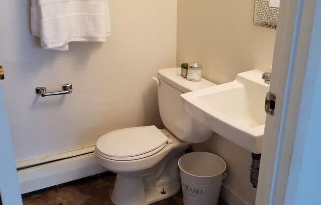 Studio, 1 bath, 350 sqft, $999, Unit 121-2C