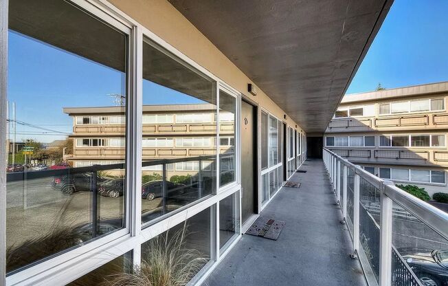 Location, Location, Location! - Modern one bedroom near Alki Point Lighthouse