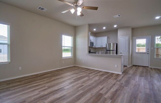 Hunters Ranch Beauty! 3 Bedroom 2 1/2 Bath Townhome