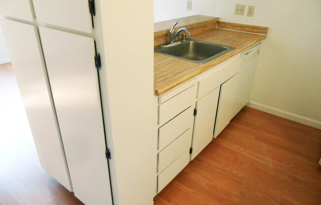 Cozy condominium in Blossom Valley. Hardwood floor, dishwasher, balcony.