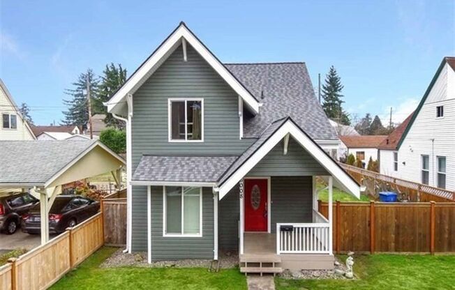 Charming 3 bedroom 2.5 bath Craftsman Home in the heart of Tacoma