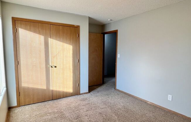 3 beds, 1.5 baths, 1,105 sqft, $990, Unit 09