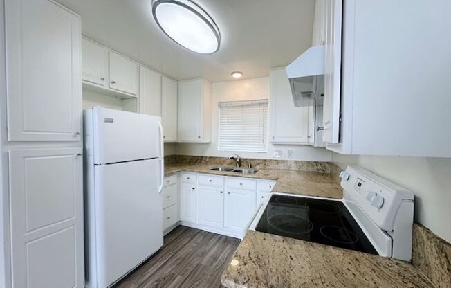 OPEN HOUSE: 5/10 3-4PM ~  2BR with Parking ~ 1 Block from the Water!