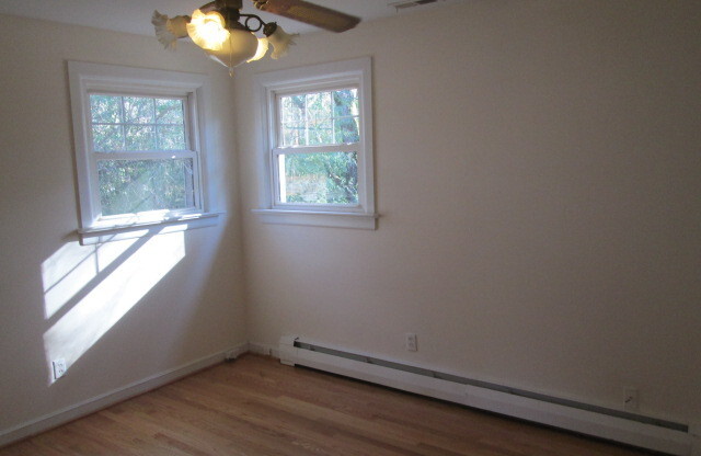 4 Bedroom 2 Bath Chesterfield Tri-Level Near Chippenham Parkway