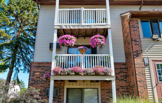 Apartments with Patio or Balcony