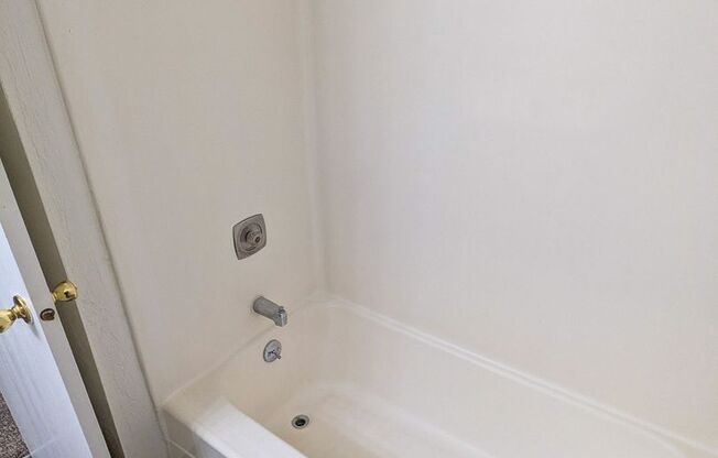 2 beds, 1 bath, 756 sqft, $1,195, Unit 64