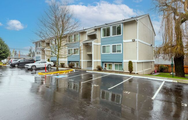 Spacious Ground Floor 1x1 Perfectly Located in Tukwila!  Parking Included!!!