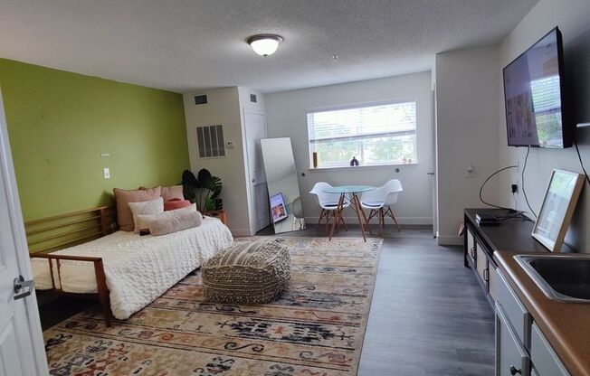 Studio, 1 bath, 329 sqft, $1,185, Unit 318